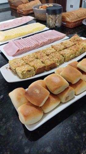 een tafel met drie borden broodjes en broodjes bij Ancora Peruibe Hotel in Peruíbe
