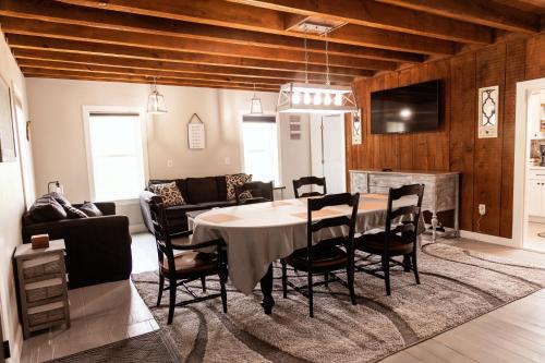 ein Esszimmer mit einem Tisch und Stühlen in der Unterkunft Valley View Cabin in Morris