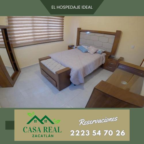 1 dormitorio con 1 cama en una habitación con visor en casa, en Zacatlán