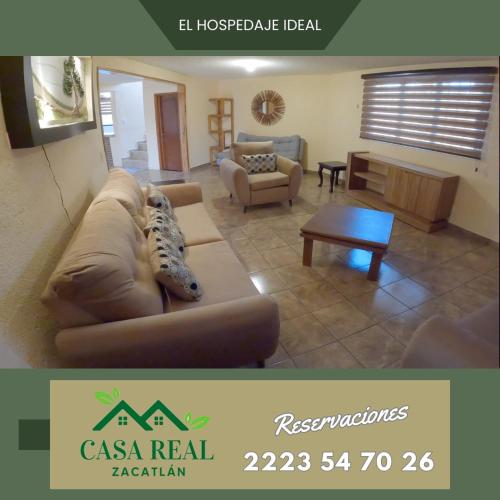 sala de estar con sofá y mesa en casa, en Zacatlán