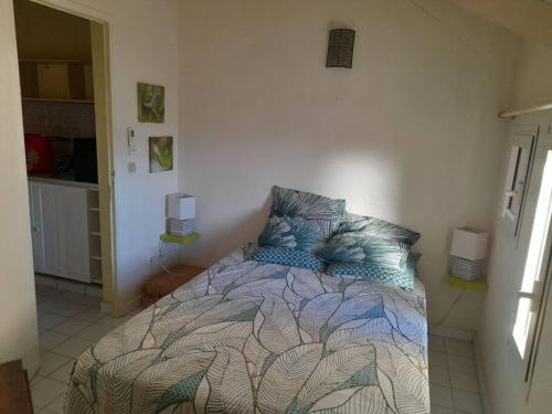 Llit o llits en una habitació de Sunny Green