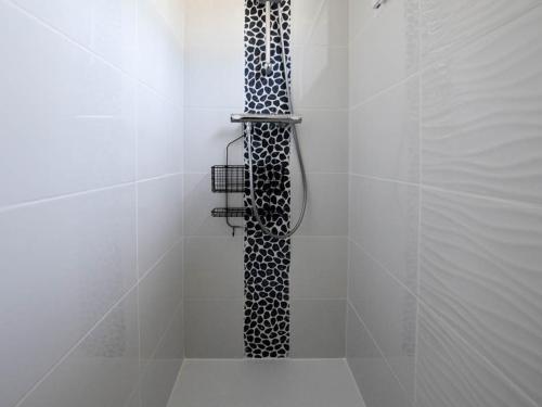 une douche avec rideau de douche noir et blanc dans l'établissement Charmante Villa Rénovée avec Jardin, Climatisée, Pour 8 Pers - Quartier Boisé à La Palmyre - FR-1-705-52, aux Mathes