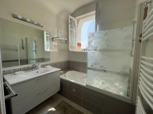 une salle de bain avec une baignoire, un lavabo et une douche dans l'établissement Villa spacieuse à Cabourg, 200m plage, jardin, 5 chambres, parking, ménage inclus - FR-1-487-359, à Cabourg