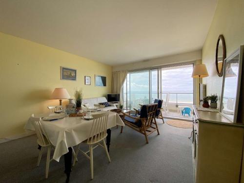 Photo de la galerie de l'établissement Appartement 2 pièces avec parking à La Baule - FR-1-245-191, à La Baule