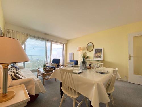 Photo de la galerie de l'établissement Appartement 2 pièces avec parking à La Baule - FR-1-245-191, à La Baule