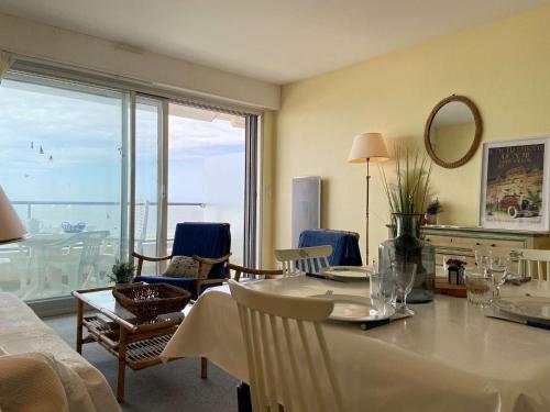 Photo de la galerie de l'établissement Appartement 2 pièces avec parking à La Baule - FR-1-245-191, à La Baule