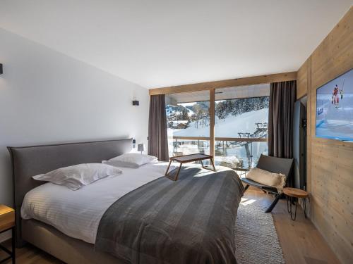 Кровать или кровати в номере Appartement familial moderne proche pistes, 6 adultes & 4 enfants, Courchevel Village - FR-1-562-76
