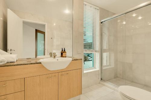 黃金海岸的住宿－Waves 203 on Currumbin，一间带水槽和淋浴的浴室