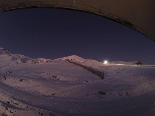 - une vue sur une montagne enneigée la nuit dans l'établissement El Colorado, Farellones., à Santiago