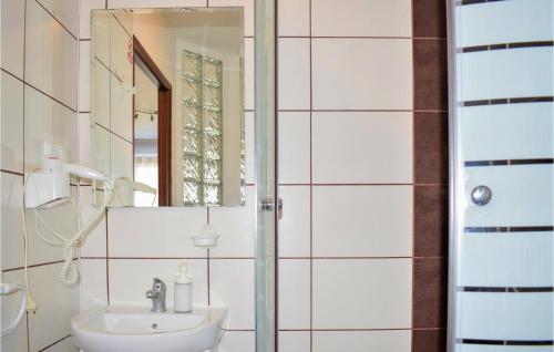 uma casa de banho com um lavatório e um espelho em Nice Apartment In Ustka With Kitchen em Ustka