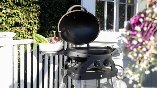 a grill with a pan on top of it at Werona Cottage - enchanting home in Burrawang