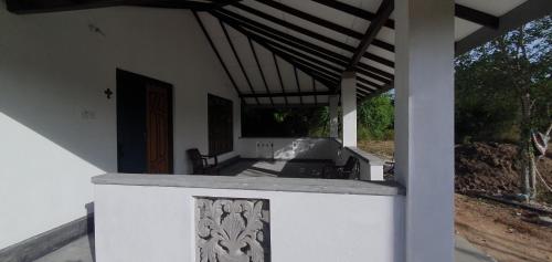 una cocina al aire libre con parrilla en una casa en La Felicita en Mannar