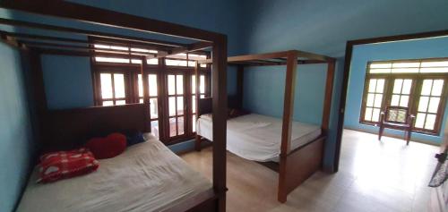 sypialnia z 2 łóżkami piętrowymi i lustrem w obiekcie La Felicita w mieście Mannar