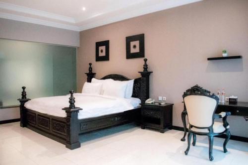 Luminor Hotel Jember By WHにあるベッド
