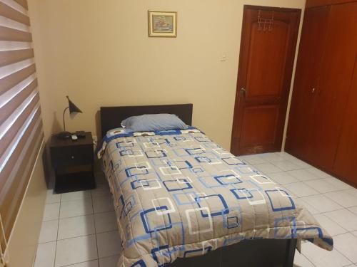 a bedroom with a bed with a quilt on it at Confort in Manta
