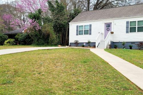 ein weißes Haus mit Rasen und Bürgersteig in der Unterkunft 10 Mins Downtown 20 Mins Airport PET FRIENDLY in Decatur