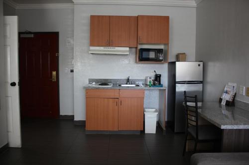 Η κουζίνα ή μικρή κουζίνα στο Rodeway Inn & Suites