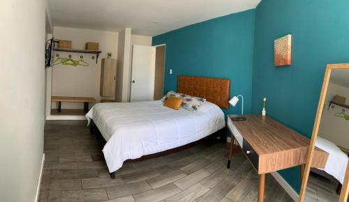 1 dormitorio con cama y mesa de madera en MLA apartments - 28 de Julio, en Lima