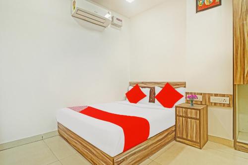 Un pat sau paturi într-o cameră la Flagship Hotel S P Residency Near Tdi Mall