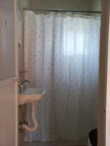 a bathroom with a sink and a shower curtain at Nice apartamento. 5 minutos del aeropuerto. in Mexico City
