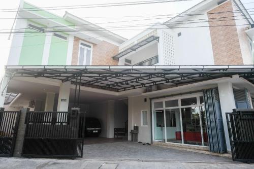 une pergola métallique à l'avant d'une maison dans l'établissement RedDoorz Syariah near Transmart Pabelan Solo, à Kartosuro