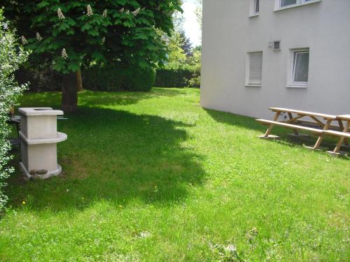 a picnic table and a bench in a yard at Boardingroom in Filderstadt