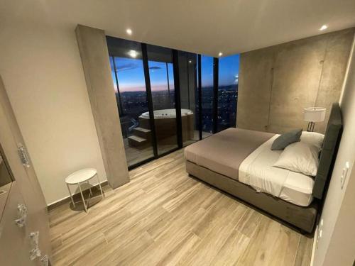 um quarto com uma cama e vista para a cidade em Apartment with the most beautiful landscape em Querétaro