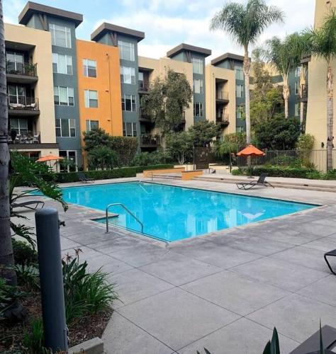 a large swimming pool in a apartment complex at Spacious 3Bedroom Apt close to LAX & Sofi Stadium* in Los Angeles