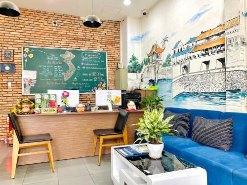 um restaurante com um balcão e um sofá azul em Vy Da Backpacker Hostel em Cidade de Ho Chi Minh