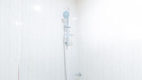 y baño con ducha con cabezal de ducha. en RedDoorz RJs Bldg near Lyceum Gen Trias Cavite en General Trias