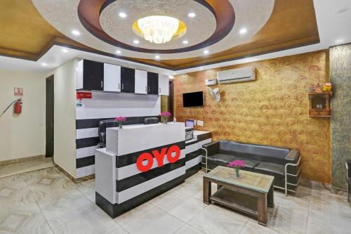 einen Salon mit Wartezimmer mit Sofa und Tisch in der Unterkunft OYO Flagship Hotel Blue Orchid in Neu-Delhi
