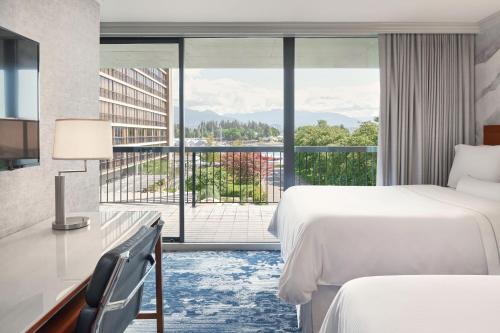 um quarto de hotel com duas camas e uma grande janela em The Westin Bayshore, Vancouver em Vancouver