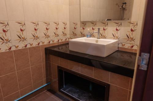 a bathroom with a sink and a fireplace at HOUSE OF HAPPINESS in Thong Sala