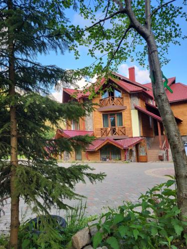 una gran casa de madera con techo rojo en Girskiy Prutets, en Bukovel