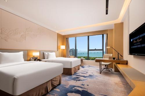 Postel nebo postele na pokoji v ubytování Wyndham Grand Plaza Royale Yuzhou Xiamen Wuyuan Bay