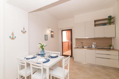 Η κουζίνα ή μικρή κουζίνα στο Appartamento Mirto In The City Center - Happy Rentals