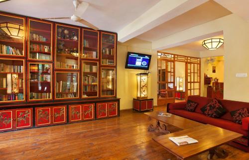 sala de estar con sofá y mesa de centro en Norling House en Dharamshala