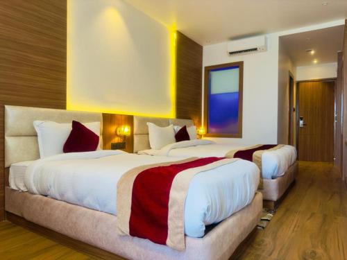 Un ou plusieurs lits dans un hébergement de l'établissement Asian Buddha Hotel