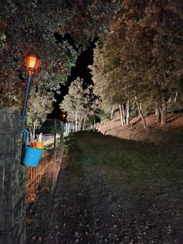 una luz de la calle a un lado de una valla en Chalet, en Petreto-Bicchisano