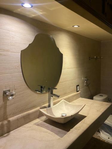 een badkamer met een wastafel en een spiegel aan de muur bij Casa Lily in Orizaba