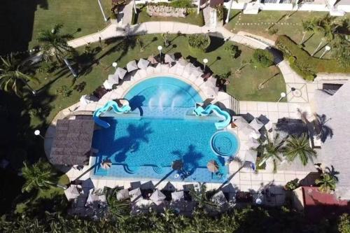 an overhead view of a swimming pool at a resort at Departamento de lujo. Seguridad 24. Playa a pasos. in Acapulco