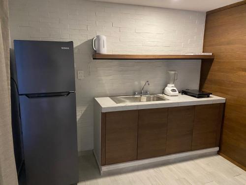 eine Küche mit Kühlschrank und Spüle in der Unterkunft Casa Lily in Orizaba