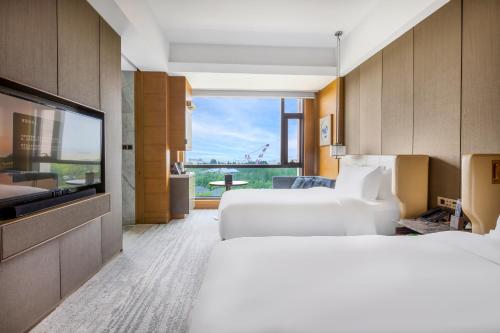 Una cama o camas en una habitación de InterContinental Nantong by IHG-Best view of yangtze