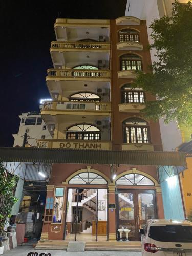 un edificio alto con un cartel que dice "ve a entrenar" en Khách Sạn Đô Thành, en Ha Long