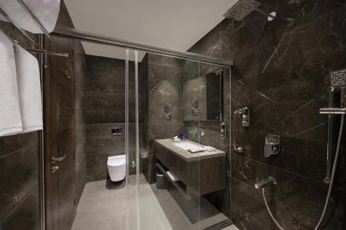a bathroom with a shower and a sink and a toilet at Fortune Park, Hoshiarpur - Member ITC's Hotel Group in Hoshiārpur