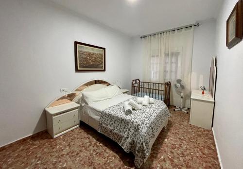 um quarto com uma cama, uma cómoda e uma janela em Chalet en la playa de Bolonia em Tarifa