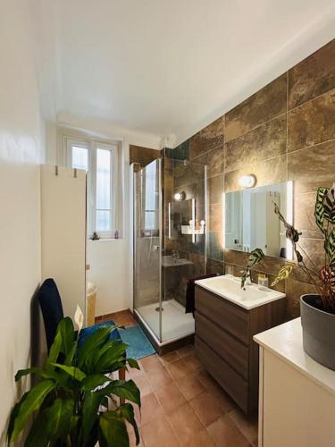 une salle de bain avec douche et lavabo dans l'établissement Beautiful and spacious apartment in Paris, à Paris