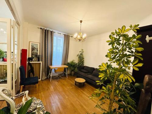 un salon avec un canapé et une table dans l'établissement Beautiful and spacious apartment in Paris, à Paris