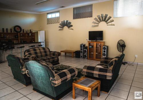 庫里南的住宿－Geluksfontein Private Game Farm，带沙发和平面电视的客厅