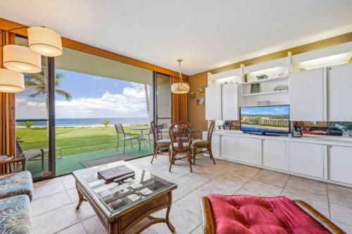 una cucina e un soggiorno con vista sull'oceano di SUGAR BEACH RESORT, #125 condo a Kihei
